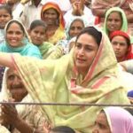 Harsimrat-Badal-sitting-and-posing-in-group-of-women-in-rally